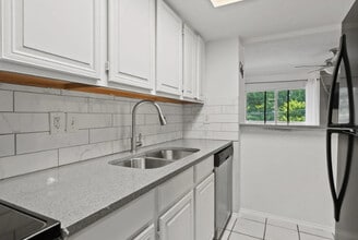 Ashton Square in Dallas, TX - Building Photo - Building Photo