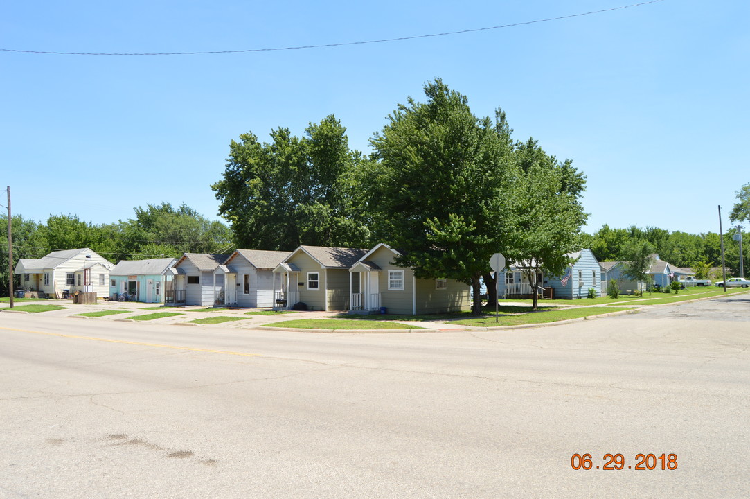 Country Cottage Square in El Dorado, KS - Building Photo