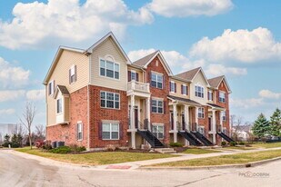 667 W Hickory St in Mundelein, IL - Building Photo