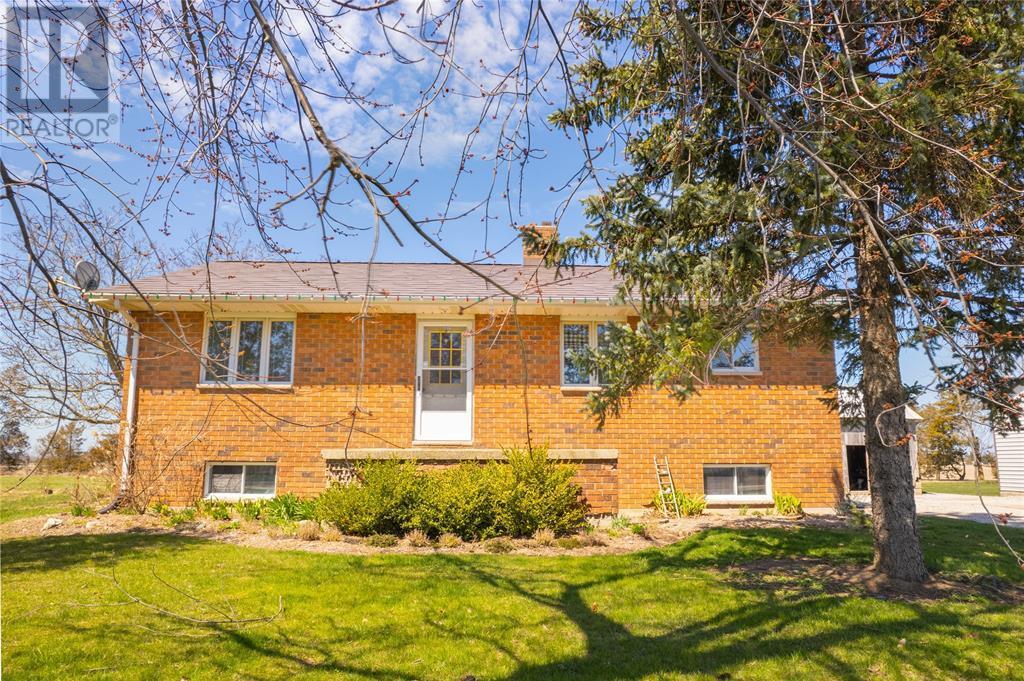 5726 Lakeshore Rd in Lambton Shores, ON - Building Photo