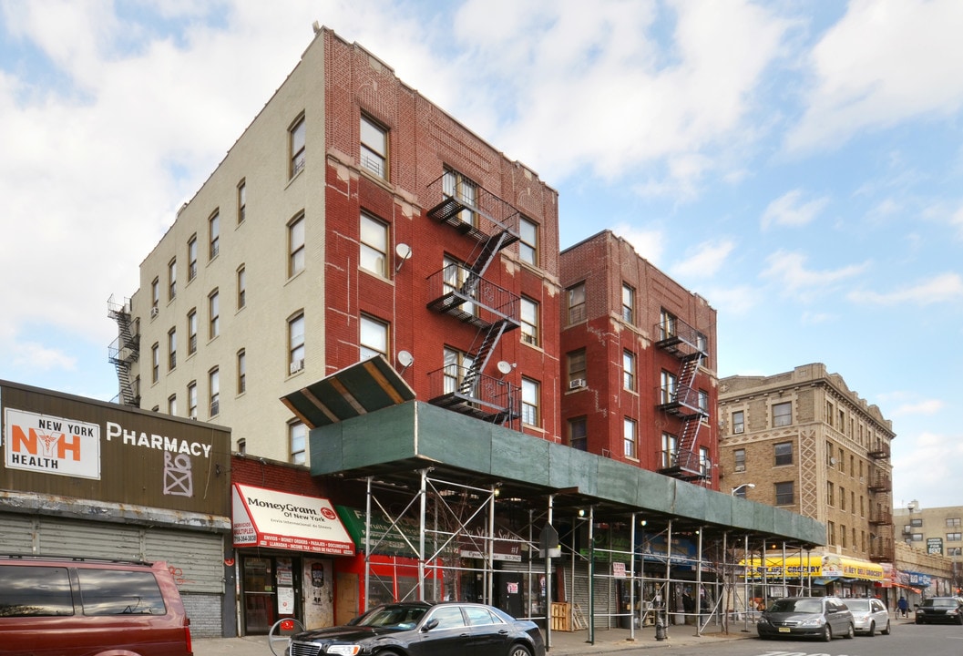 2301 Creston Avenue in Bronx, NY - Foto de edificio