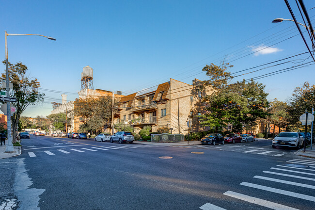 8702 57th Ave in Elmhurst, NY - Foto de edificio - Building Photo