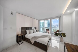 1717 N Bayshore Dr in Miami, FL - Foto de edificio - Building Photo