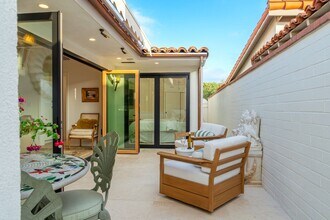 106 Via Cordova in Newport Beach, CA - Building Photo - Building Photo
