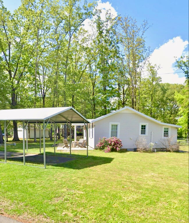 1716 Pinecrest St in Corinth, MS - Foto de edificio - Building Photo