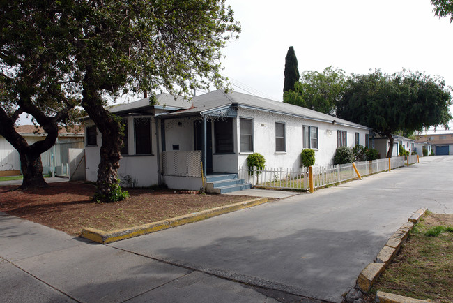 11028 S Osage Ave in Inglewood, CA - Building Photo - Building Photo