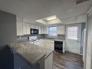 4004 W Pioneer Dr in Irving, TX - Building Photo - Building Photo
