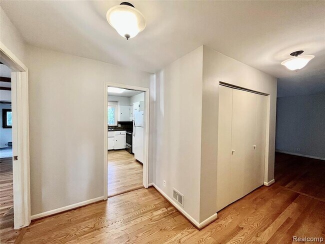 6901 Woodbank Dr in Bloomfield Hills, MI - Foto de edificio - Building Photo