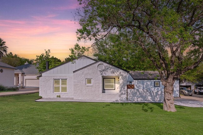 235 Mooring Cir in Lakeway, TX - Building Photo - Building Photo