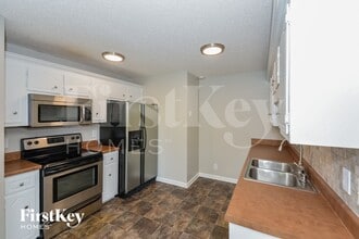 3890 MacKenzie Dr in Clarksville, TN - Foto de edificio - Building Photo