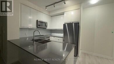 3260 Sheppard Ave E in Toronto, ON - Building Photo - Building Photo