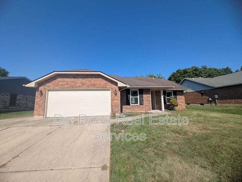 8881 Davidgate Dr in Huber Heights, OH - Building Photo
