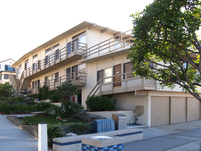 1220 Manhattan Ave in Manhattan Beach, CA - Building Photo - Building Photo