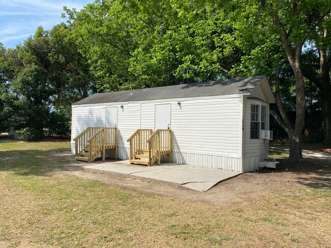 9588 NE Jacksonville Rd in Anthony, FL - Foto de edificio - Building Photo