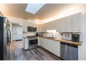 21108 Dewdney Trunk Rd in Maple Ridge, BC - Building Photo - Building Photo