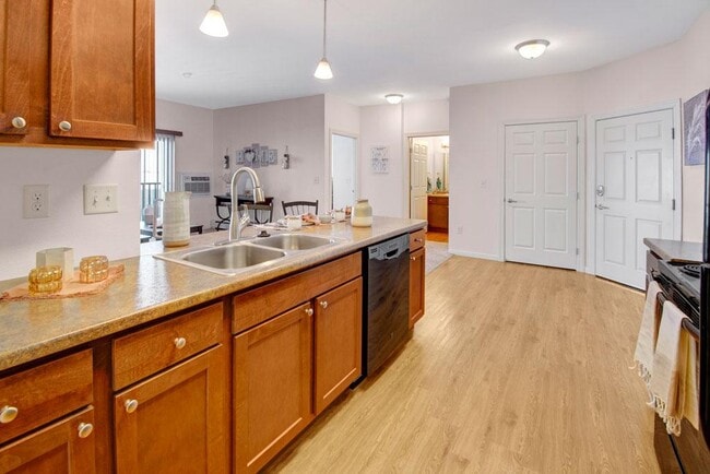 Prairie Pines at the Ridge in Williston, ND - Foto de edificio - Building Photo