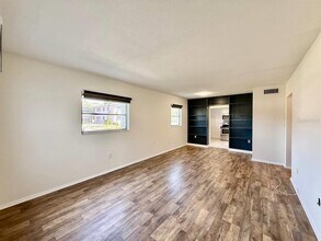 3460 32nd Ave N in St. Petersburg, FL - Foto de edificio - Building Photo