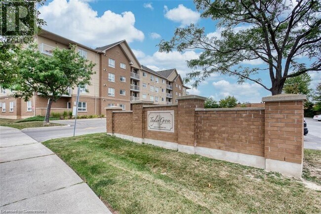 4450 Fairview St in Burlington, ON - Building Photo - Building Photo