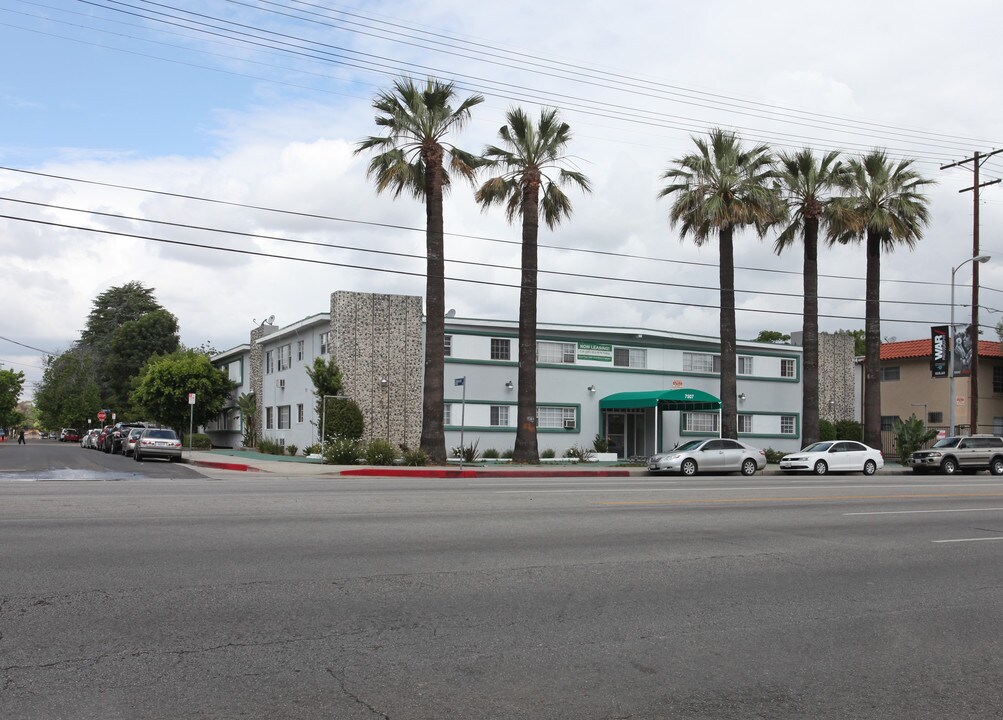 7507 Sepulveda Blvd in Van Nuys, CA - Foto de edificio