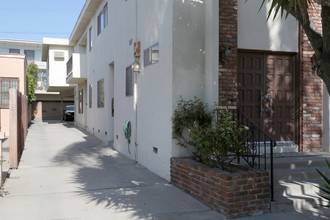 1055 S Holt Ave in Los Angeles, CA - Building Photo - Building Photo