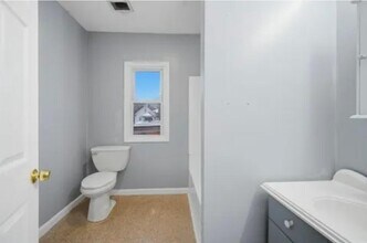 884 Liberty St, Unit 884- 2nd Floor in Springfield, MA - Foto de edificio - Building Photo