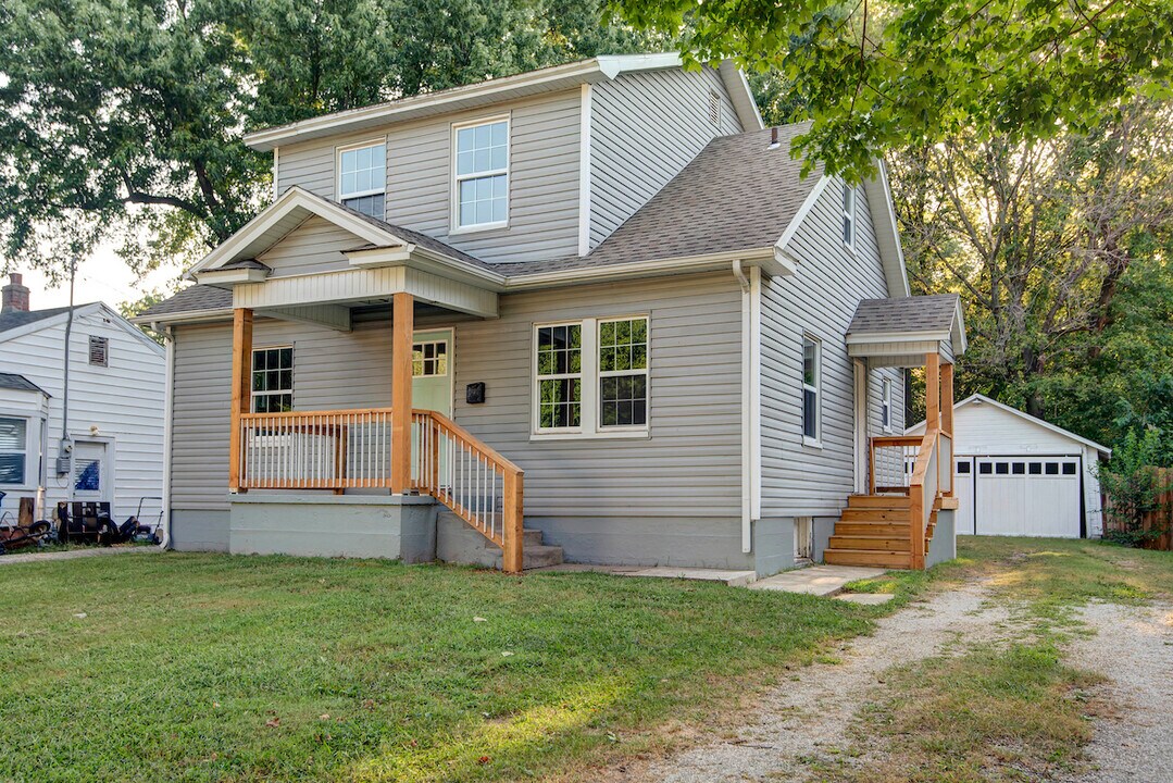 1328 S Florence Ave in Springfield, MO - Foto de edificio