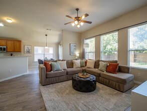 11620 Larch Valley Dr in Austin, TX - Foto de edificio - Building Photo