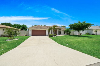 924 SE 19th Ln in Cape Coral, FL - Building Photo - Building Photo