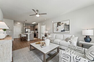The Hendry in Ft. Myers, FL - Building Photo - Building Photo