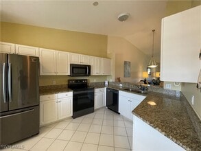 9009 Michael Cir in Naples, FL - Foto de edificio - Building Photo