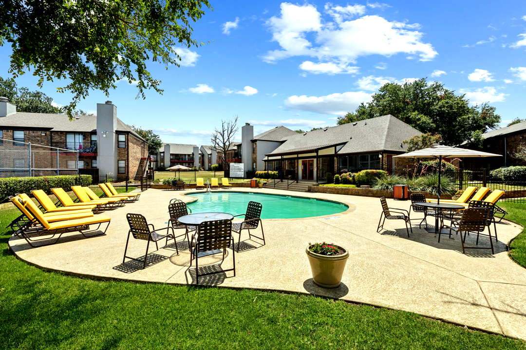 Brookbend in Carrollton, TX - Foto de edificio