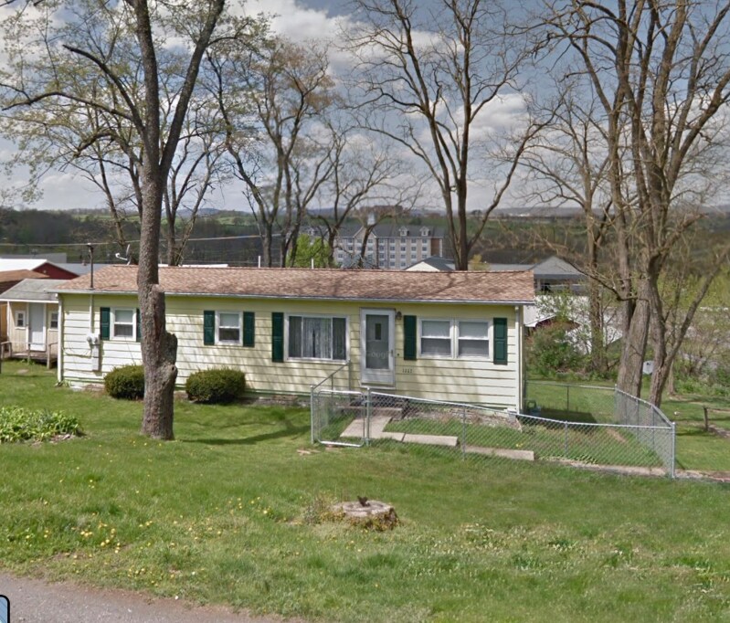 1357 Pennsylvania Ave in State College, PA - Building Photo