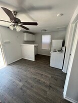 303 W Richard Ave in Kingsville, TX - Building Photo