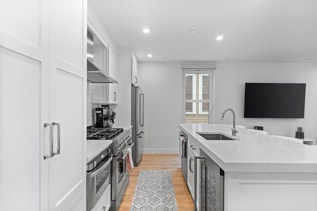 326 W Broadway in Boston, MA - Building Photo - Building Photo