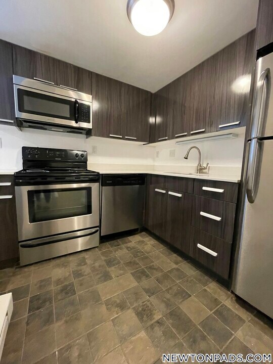 457 Centre St in Newton, MA - Building Photo