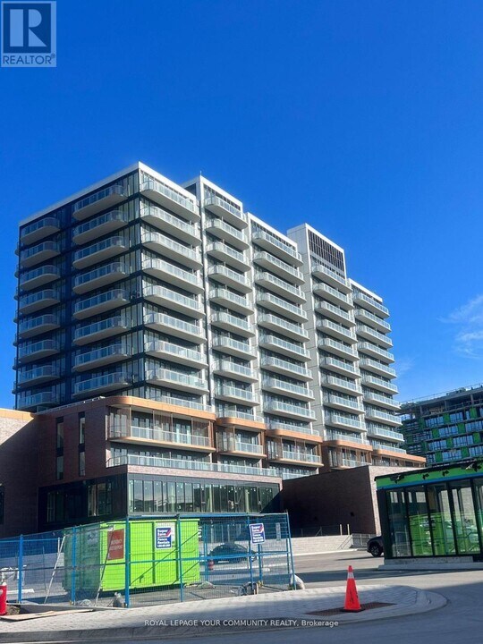 220-220 Missinnihe Way in Mississauga, ON - Building Photo