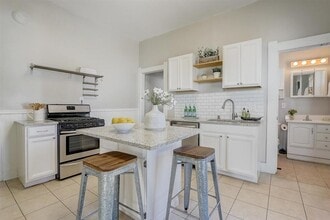 1512 E Irving Plz, Unit 1 in Milwaukee, WI - Building Photo - Building Photo