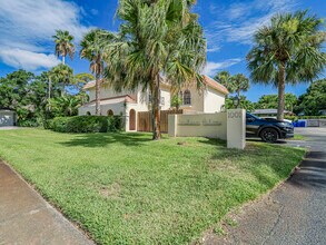 1001 Royal Palm Blvd in Vero Beach, FL - Building Photo - Building Photo