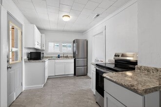 992 N Maple St in Corydon, IN - Foto de edificio - Building Photo