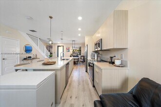 10413 NW 82nd St, Unit 9 in Doral, FL - Building Photo - Building Photo