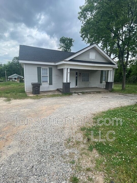 695 Hugh St in Spartanburg, SC - Building Photo