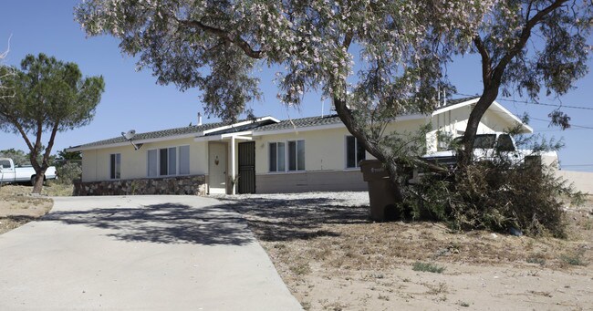 15034 Sequoia Ave in Hesperia, CA - Foto de edificio - Building Photo