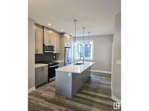 6905 25 Ave SW in Edmonton, AB - Building Photo - Building Photo