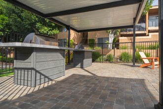 1440 Oak Dr, Unit H4 in Vista, CA - Building Photo - Building Photo