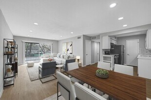 7555 Katy Fwy in Houston, TX - Building Photo