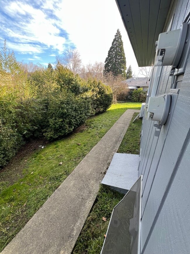 465-467 NE Baker Dr in Grants Pass, OR - Building Photo - Building Photo