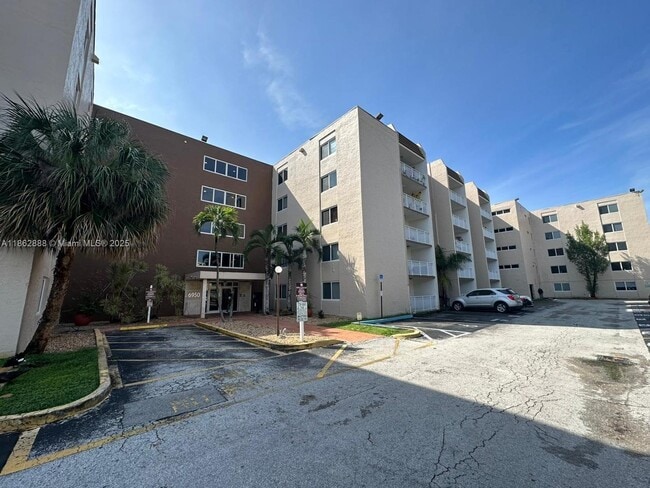 6950 Miami Gardens Dr, Unit 2-408