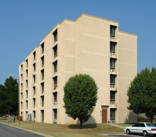 Tower West Apartments in Fayetteville, NC - Foto de edificio - Building Photo