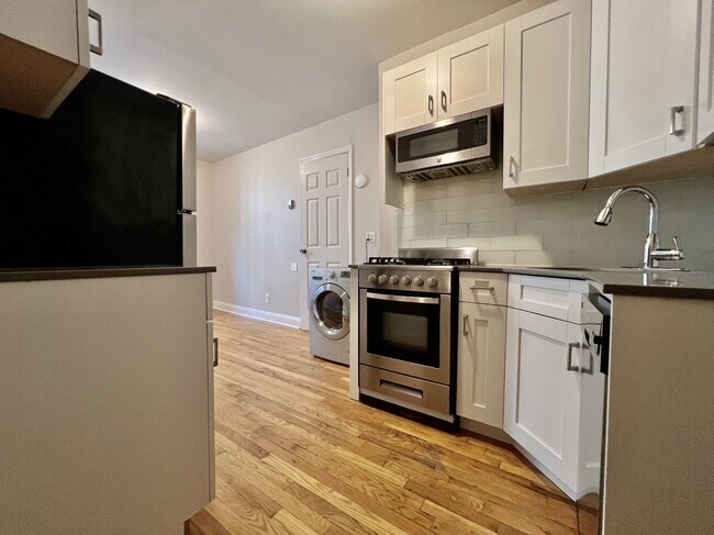 386 Manhattan Ave in New York, NY - Building Photo - Building Photo
