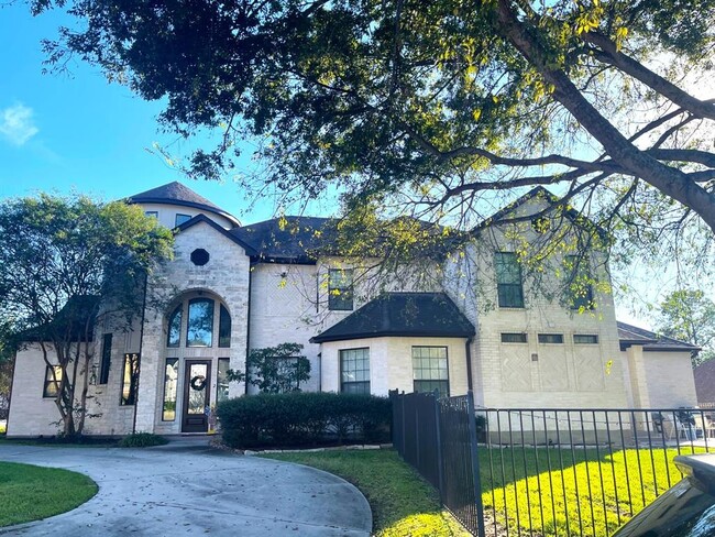 2 Brookgreen Cir N in Montgomery, TX - Foto de edificio - Building Photo